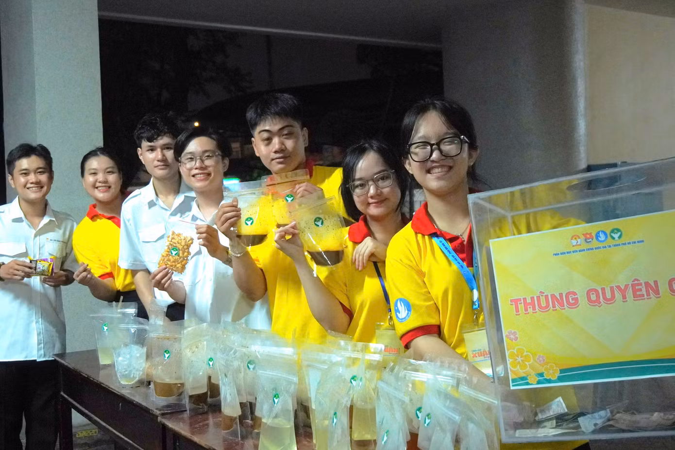 Các tình nguyện viên và thành viên Ban tổ chức tại khu vực tiếp tân trước giờ bắt đầu đêm diễn. (Ảnh: Hải Yến)