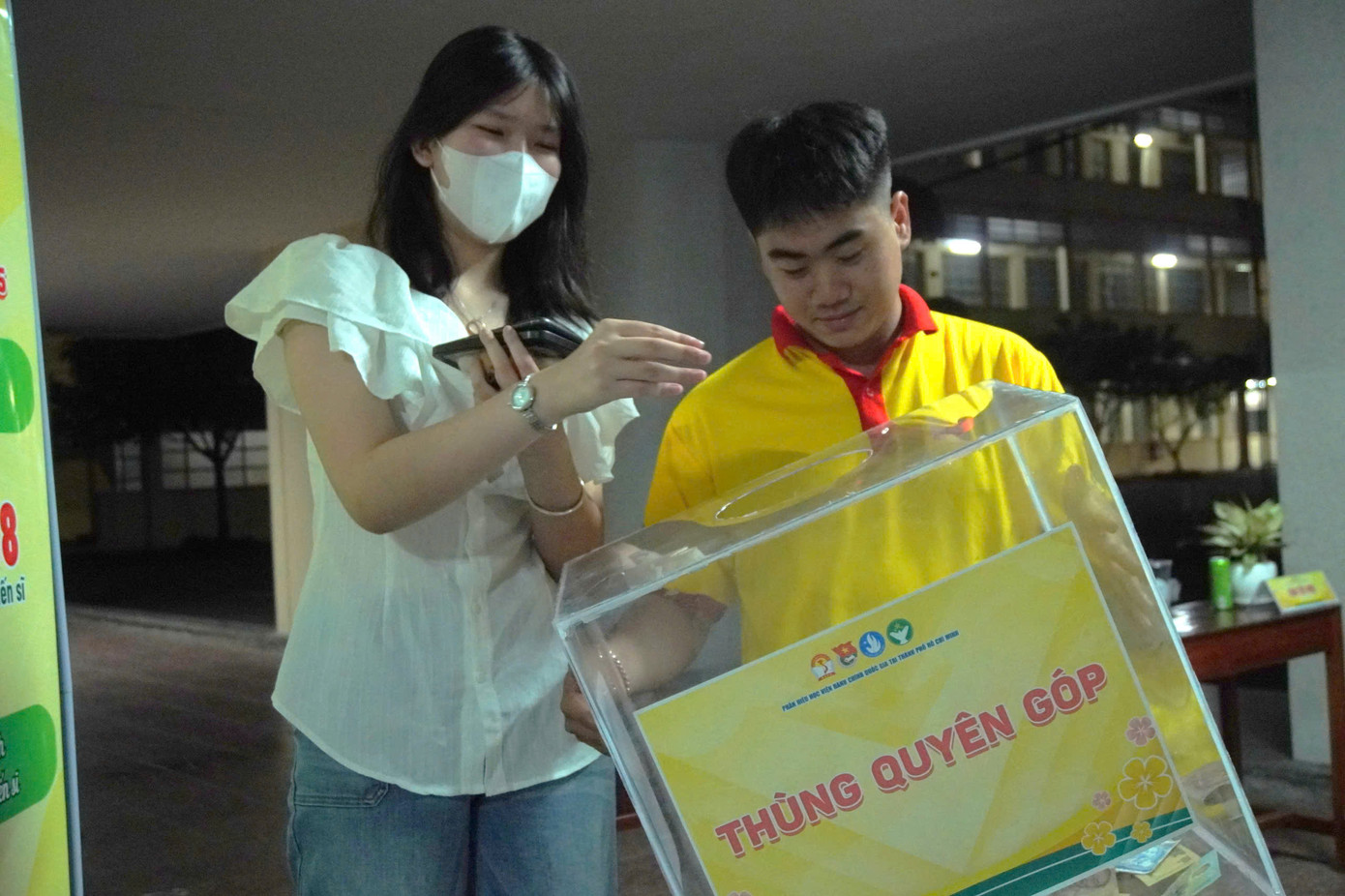 Khán giả có mặt ở buổi biểu diễn quyên góp cho đêm nhạc. (Ảnh: Hải Yến) Khán giả có mặt ở buổi biểu diễn quyên góp cho đêm nhạc. (Ảnh: Hải Yến)