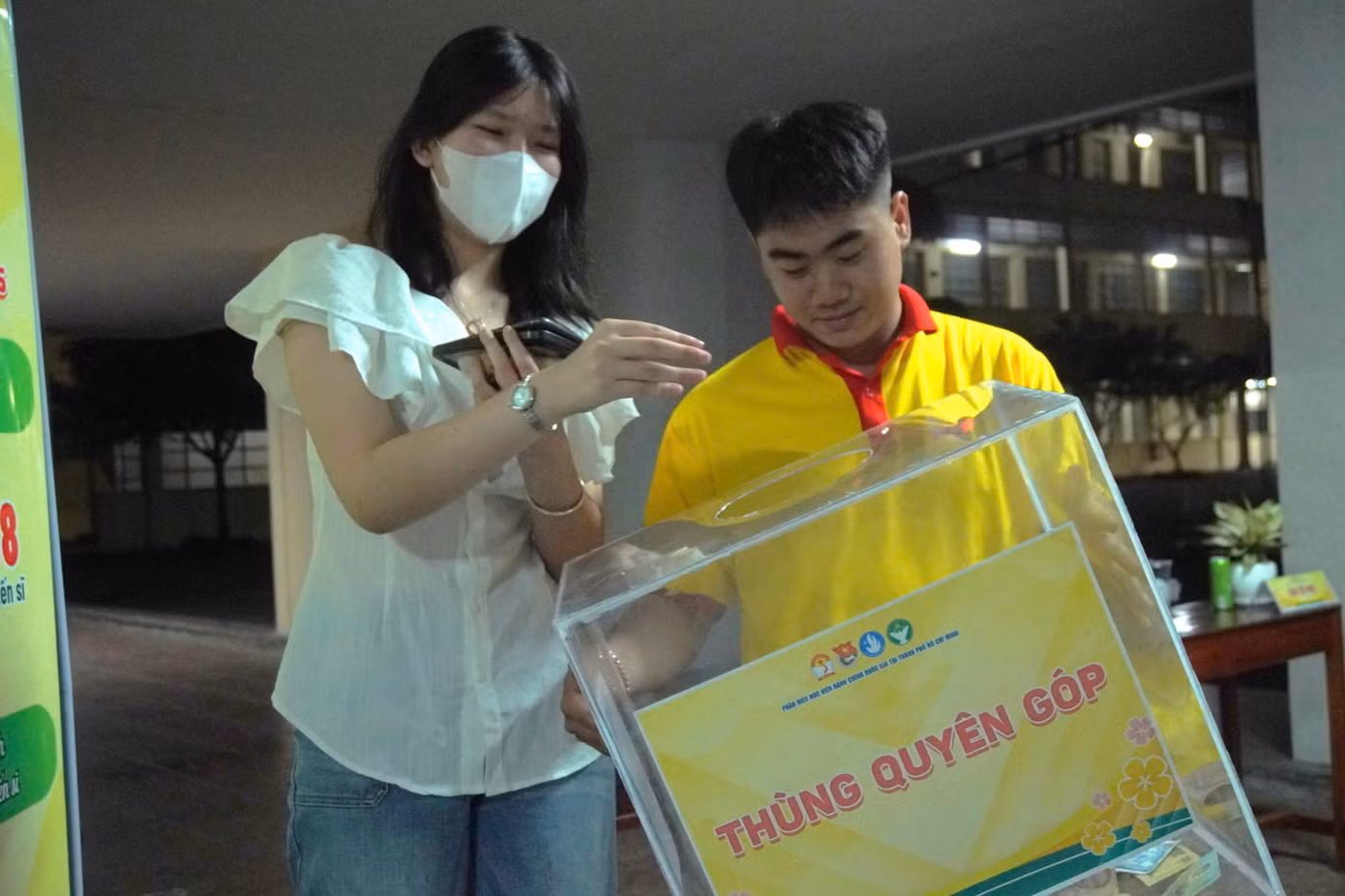 Khán giả có mặt ở buổi biểu diễn quyên góp cho đêm nhạc. (Ảnh: Hải Yến)