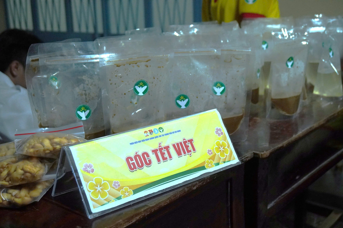 Quầy phục vụ đồ ăn và thức uống cho các khán giả tham gia đêm nhạc. (Ảnh: Hải Yến) Quầy phục vụ đồ ăn và thức uống cho các khán giả tham gia đêm nhạc. (Ảnh: Hải Yến)