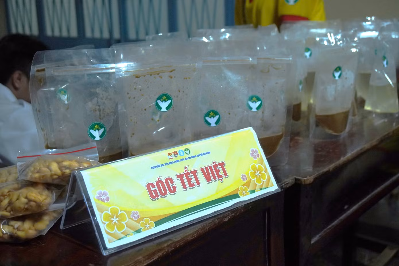 Quầy phục vụ đồ ăn và thức uống cho các khán giả tham gia đêm nhạc. (Ảnh: Hải Yến)