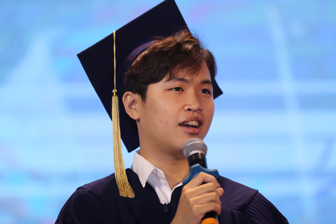 Văn Lộc chia sẻ tại chương trình. Văn Lộc chia sẻ tại chương trình.