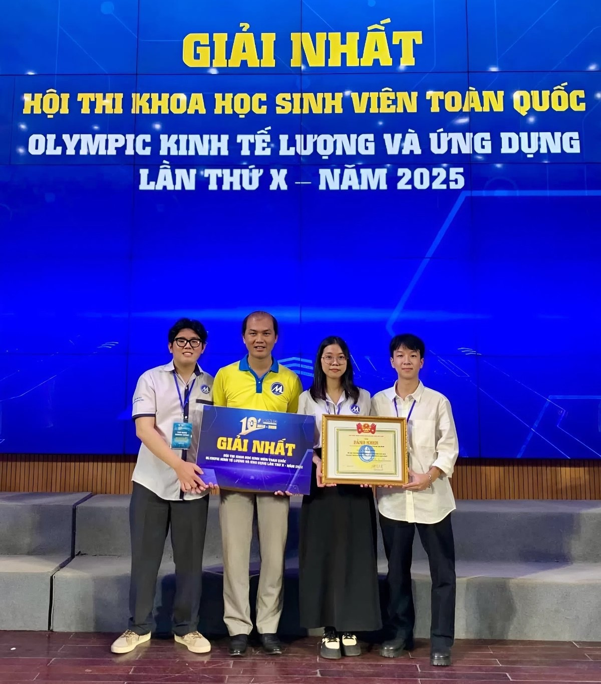 ThS Nguyễn Trung Đông và nhóm nghiên cứu nhận bằng khen tại vòng Chung khảo trực tiếp. (Ảnh: NVCC) ThS Nguyễn Trung Đông và nhóm nghiên cứu nhận bằng khen tại vòng Chung khảo trực tiếp. (Ảnh: NVCC)