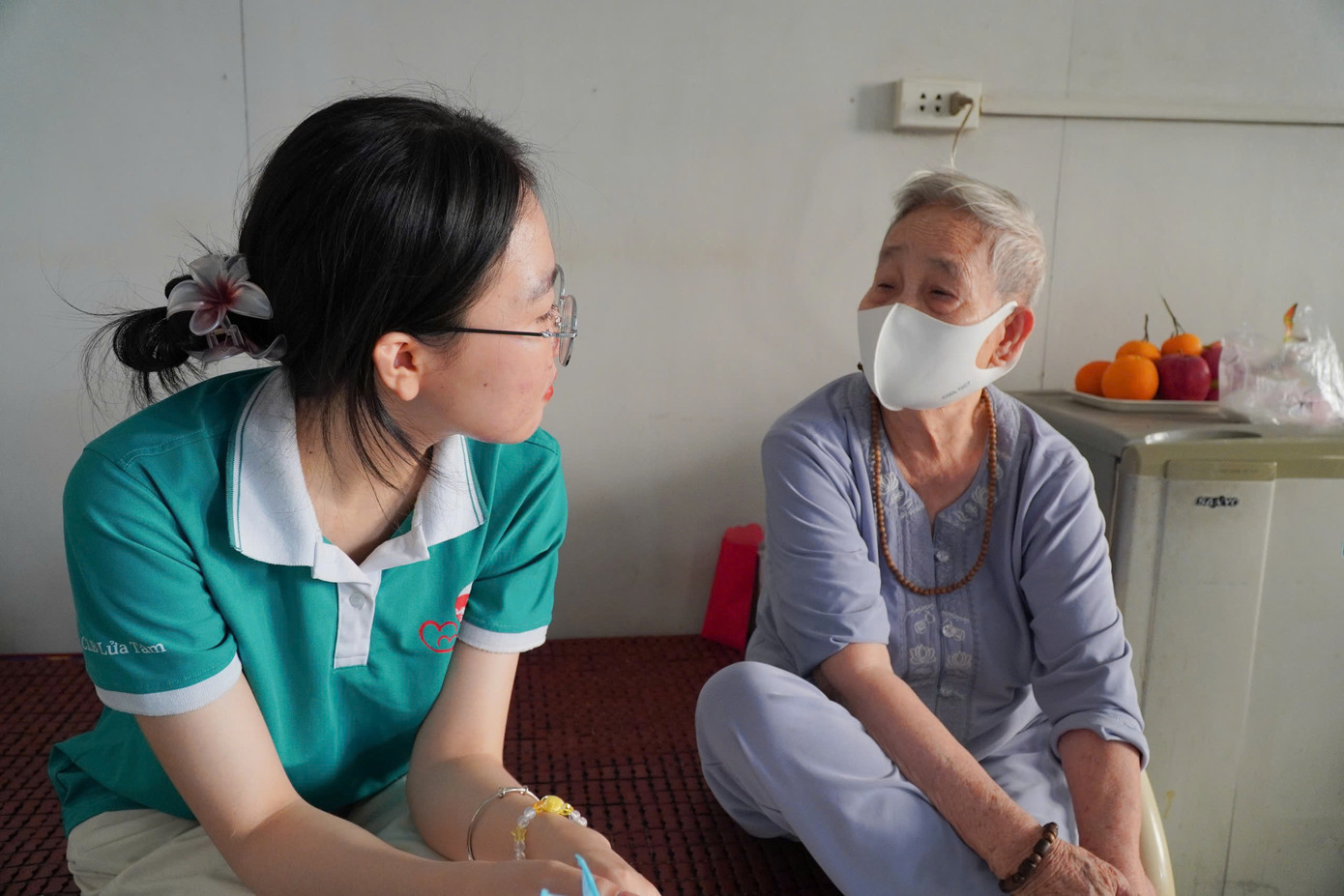 Các bạn trẻ đang trò chuyện và lắng nghe những câu chuyện cuộc đời từ các cụ lớn tuổi. (Ảnh: Nhật Hạ) Các bạn trẻ đang trò chuyện và lắng nghe những câu chuyện cuộc đời từ các cụ lớn tuổi. (Ảnh: Nhật Hạ)