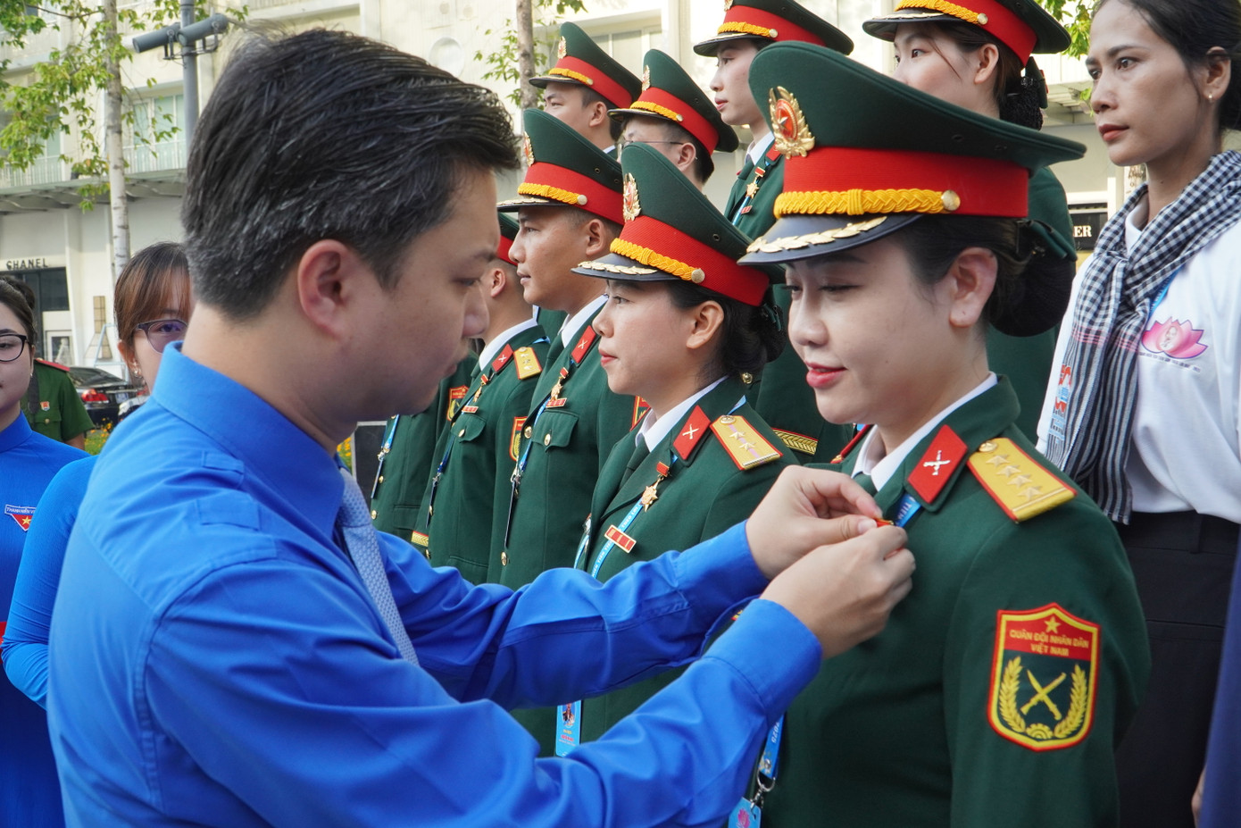 Anh Nguyễn Minh Triết - Bí thư T.Ư Đoàn, Chủ tịch T.Ư Hội Sinh viên Việt Nam trao huy hiệu cho đại biểu &apos;Thanh niên tiên tiến làm theo lời Bác&apos;, năm 2025.