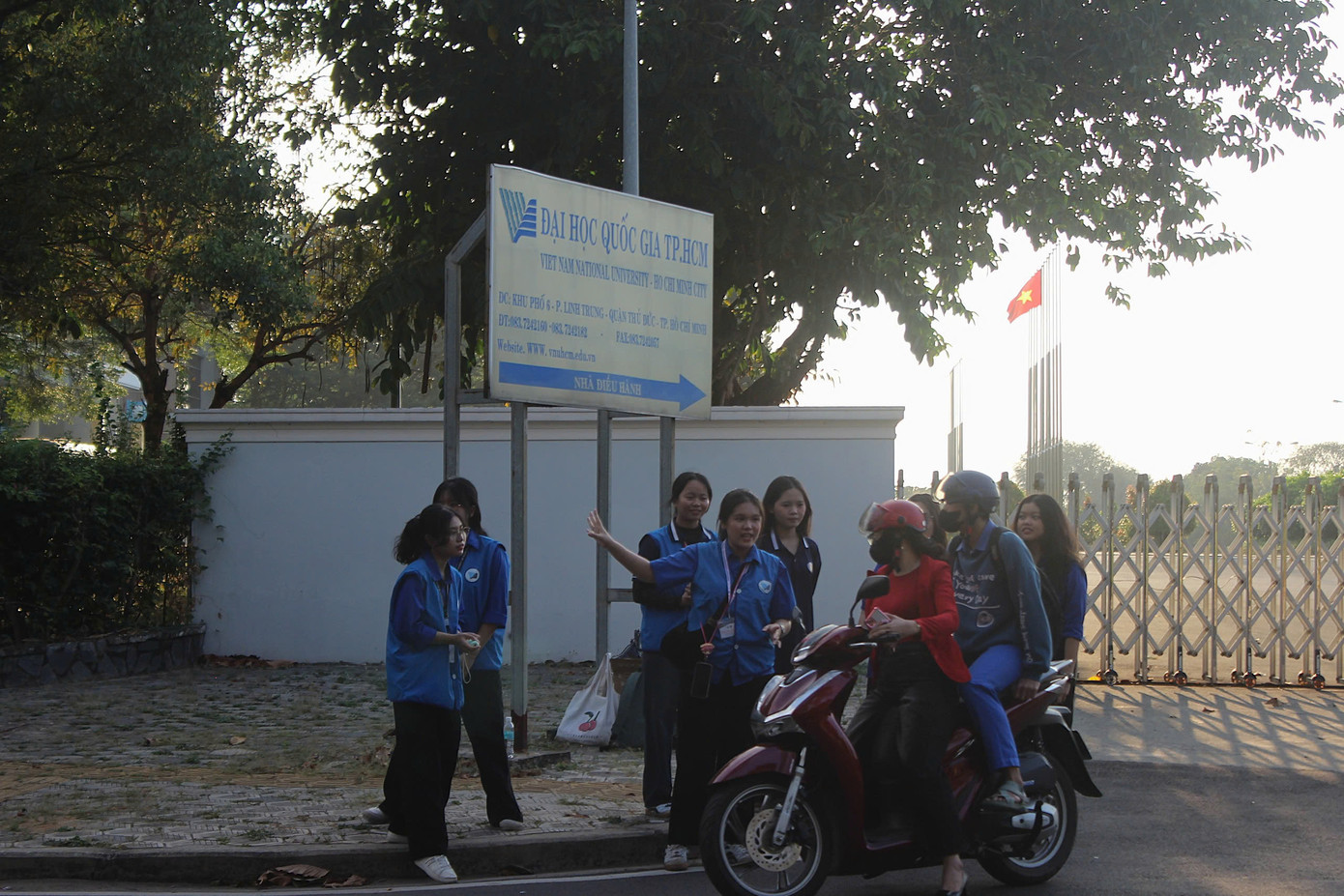 Các tình nguyện viên được bố trí ở nhiều khu vực. Các tình nguyện viên được bố trí ở nhiều khu vực.