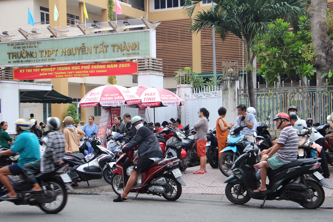 Phụ huynh đợi con trước địa điểm thi chiều ngày 25/6. Phụ huynh đợi con trước địa điểm thi chiều ngày 25/6.