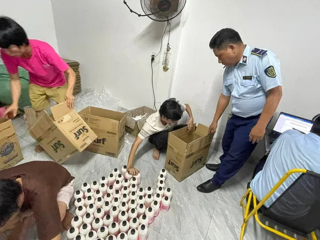 Lực lượng Quản lý Thị trường TP. HCM kiểm tra thu giữ nhiều loại mỹ phẩm không có nguồn gốc, nhãn mác. (Ảnh: Uyên Phương) Lực lượng Quản lý Thị trường TP. HCM kiểm tra thu giữ nhiều loại mỹ phẩm không có nguồn gốc, nhãn mác. (Ảnh: Uyên Phương)