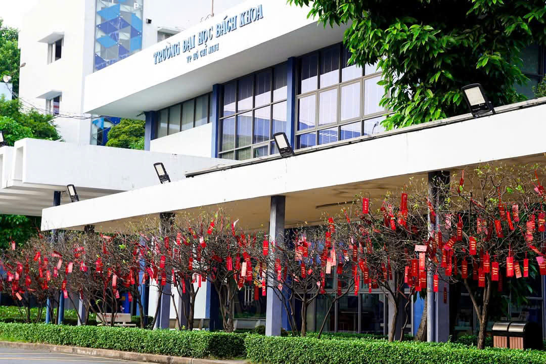 Tết đến tại trường ĐH Bách khoa (ĐHQG TP. HCM) với hàng cây mai treo lì xì đỏ rực, mang đến không khí Xuân ấm áp và may mắn cho sinh viên.