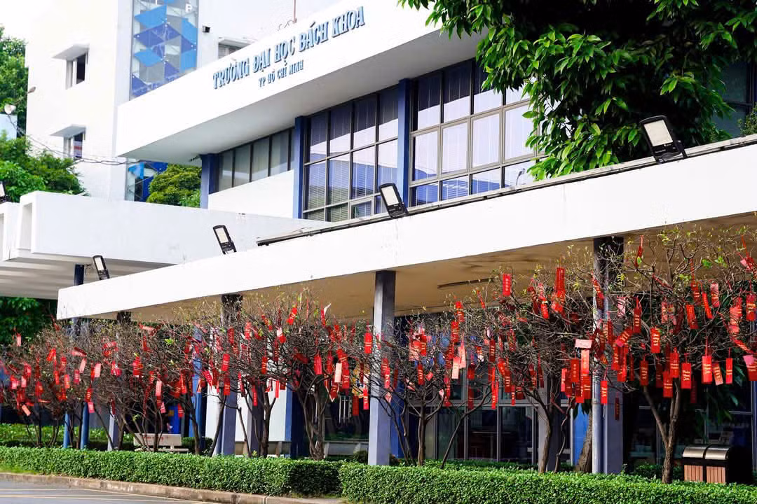 Tết đến tại trường ĐH Bách khoa (ĐHQG TP. HCM) với hàng cây mai treo lì xì đỏ rực, mang đến không khí Xuân ấm áp và may mắn cho sinh viên.