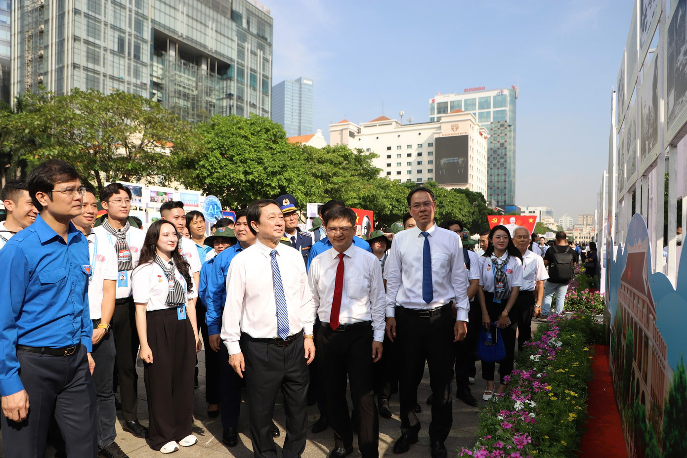 Đại biểu tham quan Triển lãm 135 năm Ngày sinh Chủ tịch Hồ Chí Minh tại Phố đi bộ Nguyễn Huệ.