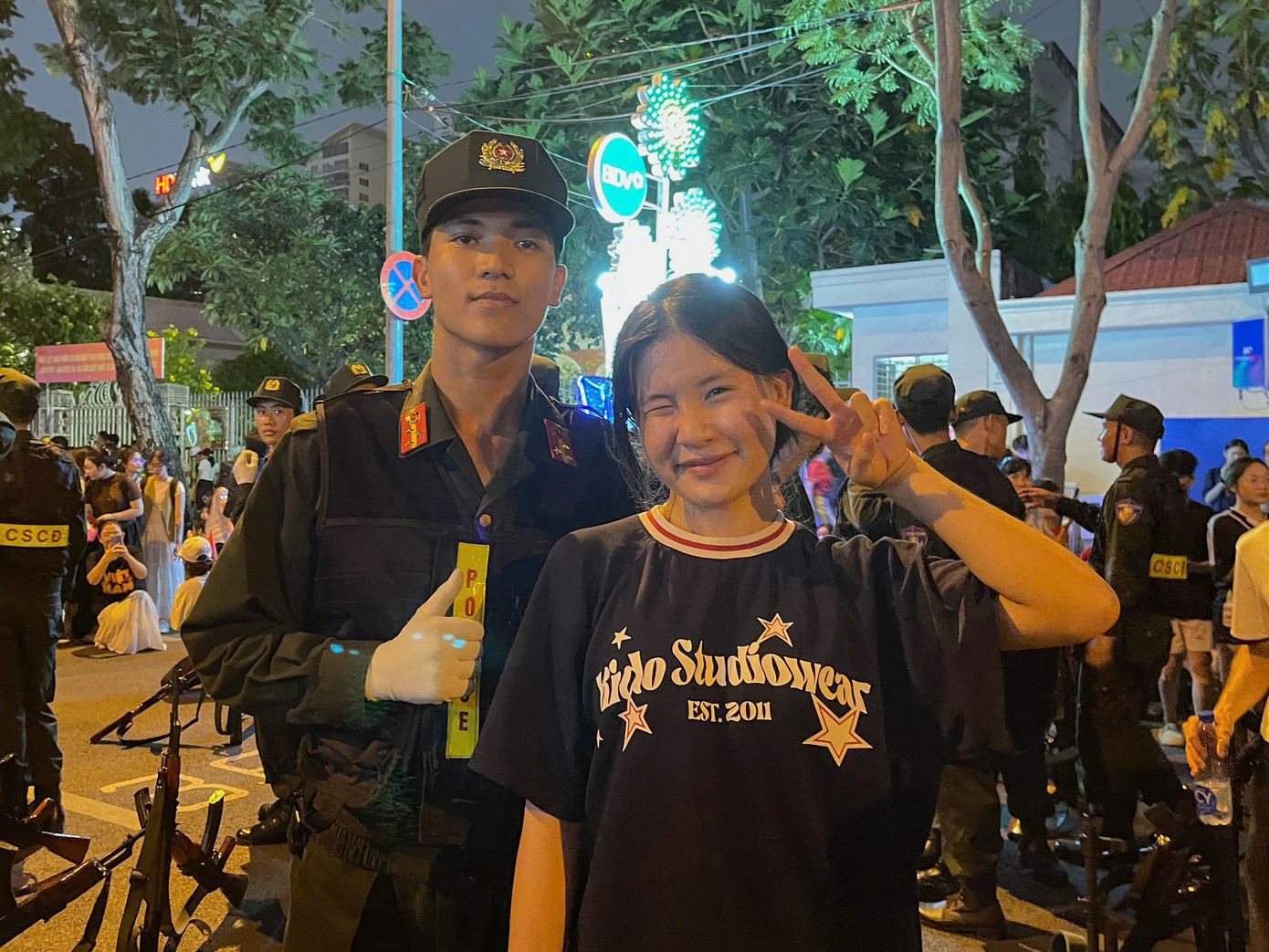 Các bạn trẻ chụp hình với các chiến sĩ khối diễu binh trước giờ Tổng hợp luyện.