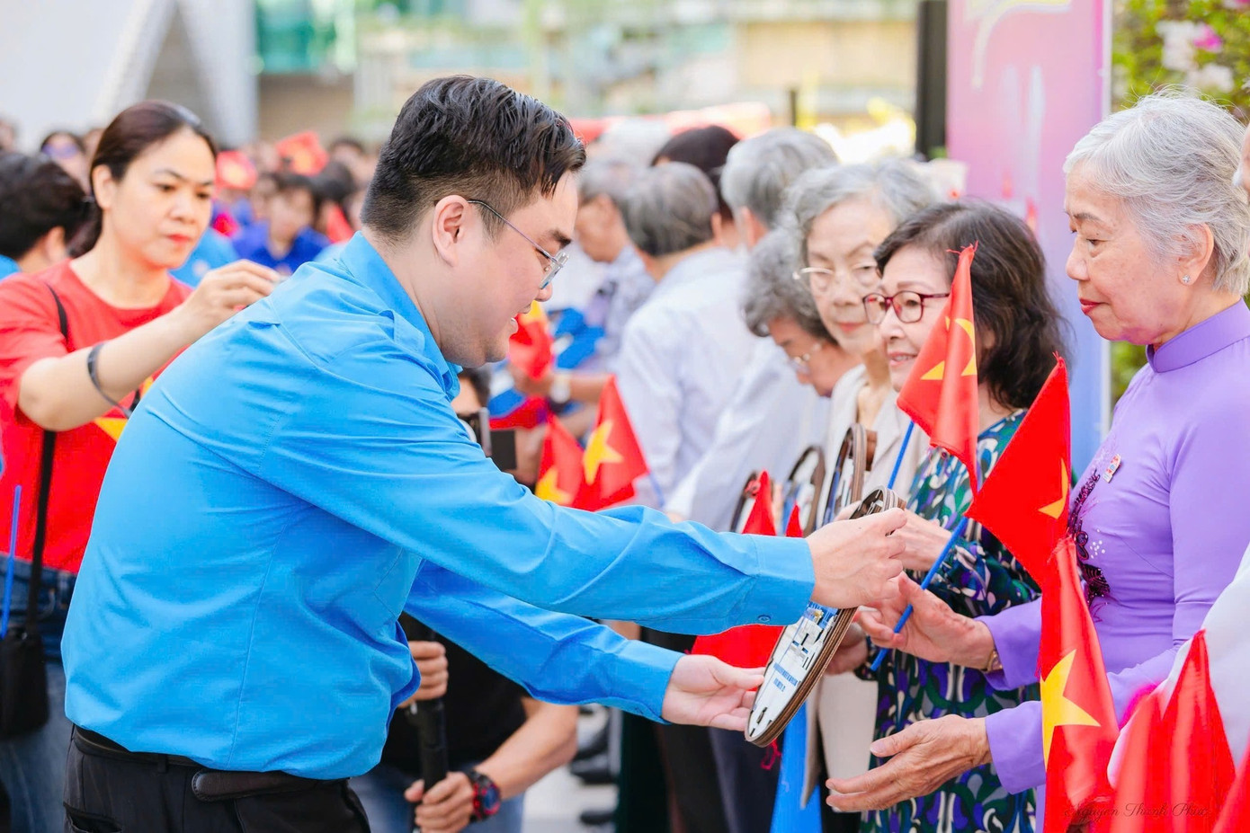 Dịp này, Hội LHTN TP. HCM cũng đã gửi những phần quà đến các cô, chú trong CLB Truyền thống Thành Đoàn. Dịp này, Hội LHTN TP. HCM cũng đã gửi những phần quà đến các cô, chú trong CLB Truyền thống Thành Đoàn.