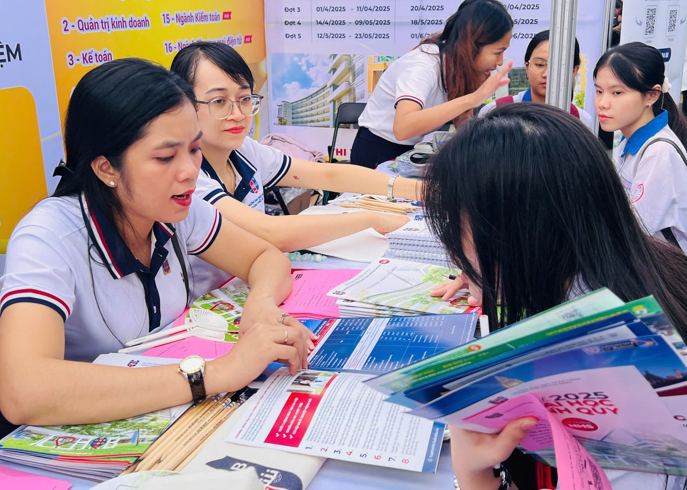 Thí sinh tham khảo những ngành mới của trường ĐH Ngân hàng TP. HCM. Thí sinh tham khảo những ngành mới của trường ĐH Ngân hàng TP. HCM.