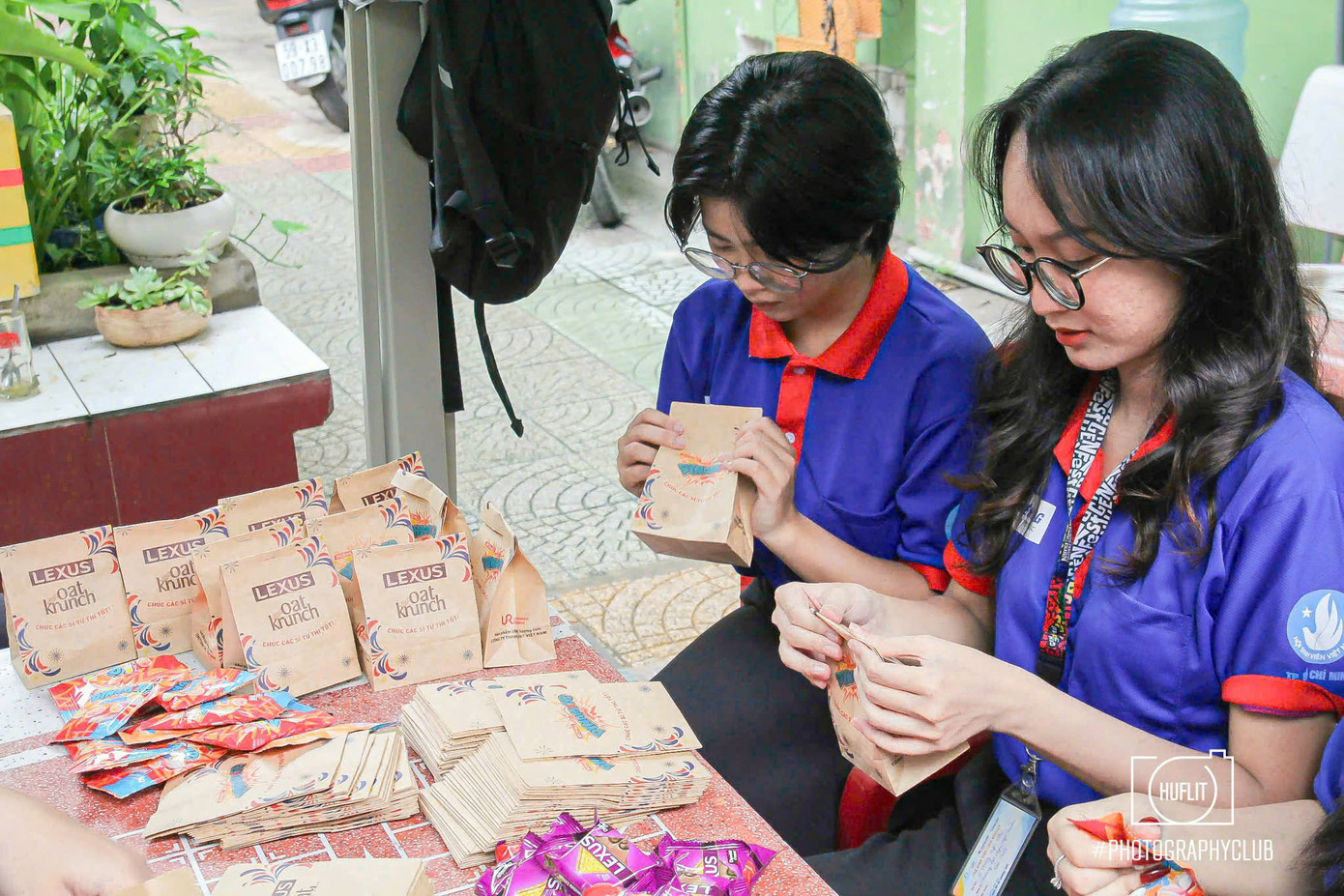 Sinh viên tình nguyện cẩn thận sắp xếp từng phần quà nhỏ nhằm cổ vũ và động viên cho các sĩ tử. (Ảnh: HUFLIT) Sinh viên tình nguyện cẩn thận sắp xếp từng phần quà nhỏ nhằm cổ vũ và động viên cho các sĩ tử. (Ảnh: HUFLIT)