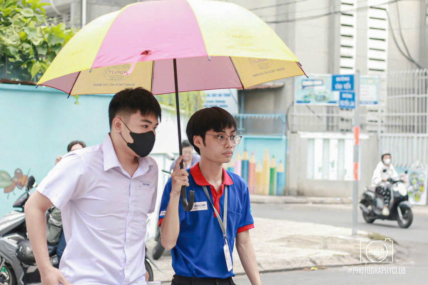 Tình nguyện viên hỗ trợ che nắng nhằm đảm bảo sức khỏe cho thí sinh. (Ảnh: HUFLIT) Tình nguyện viên hỗ trợ che nắng nhằm đảm bảo sức khỏe cho thí sinh. (Ảnh: HUFLIT)