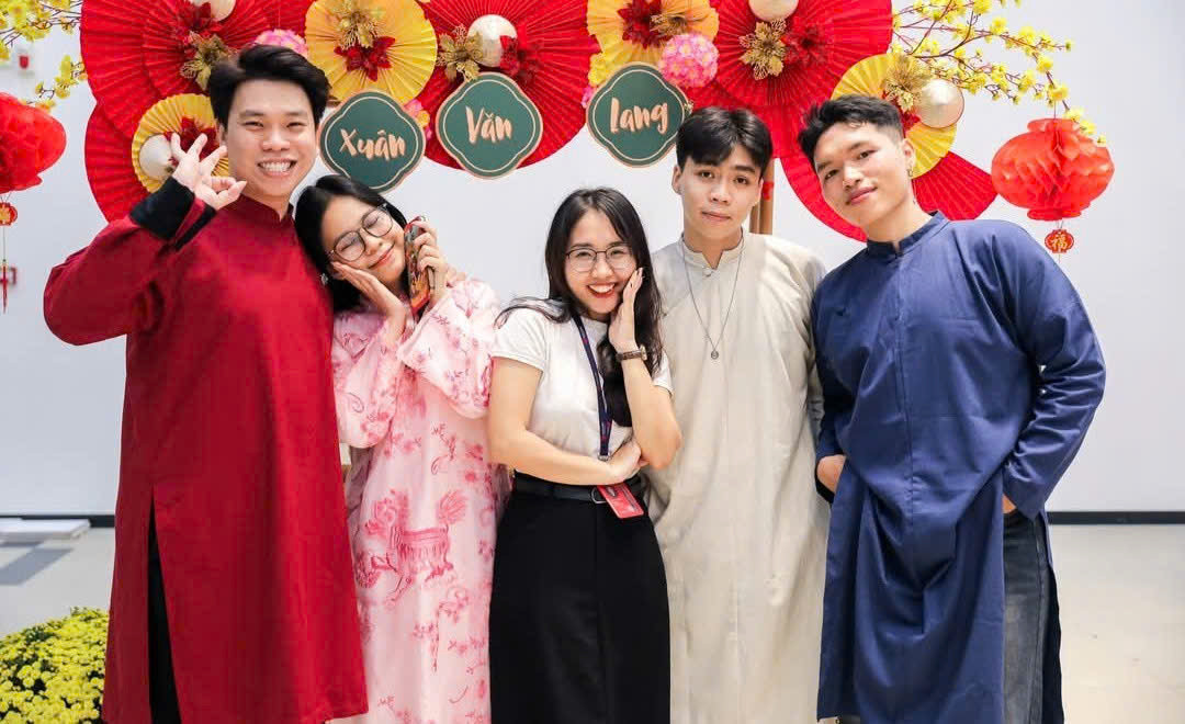 Sinh viên trường ĐH Văn Lang TP. HCM “thả dáng” tại góc chụp ảnh Tết tại trường.