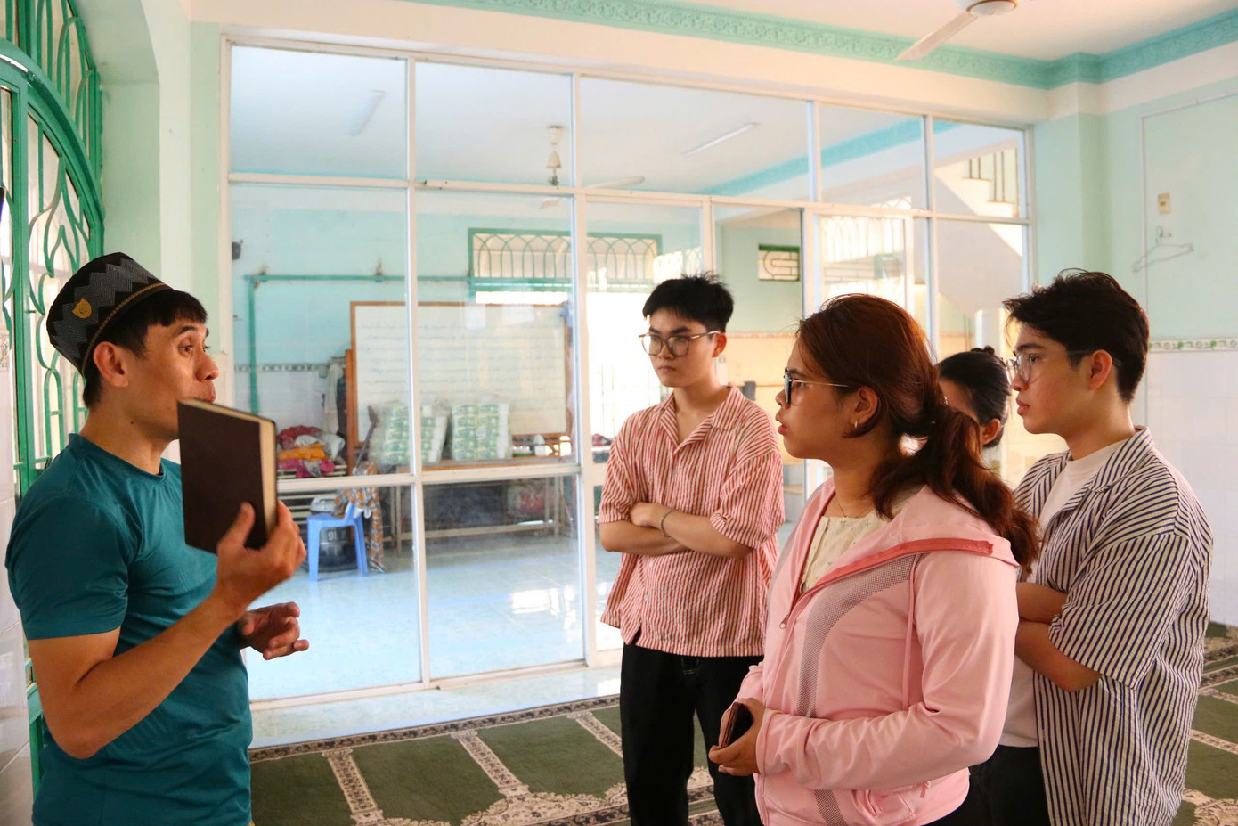 Anh Kasiem chia sẻ cho các bạn trẻ về lịch sử và những nét đặc trưng của khu chợ này.