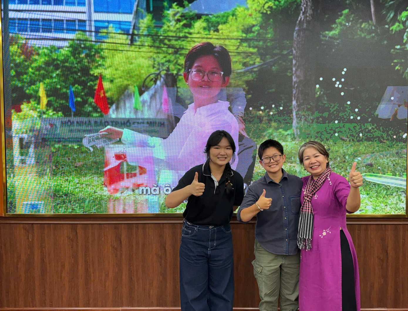 Từ trái sang phải: Nhã Minh, Tuệ Lan và giảng viên Đoàn Hữu Hoàng Khuyên. Từ trái sang phải: Nhã Minh, Tuệ Lan và giảng viên Đoàn Hữu Hoàng Khuyên.