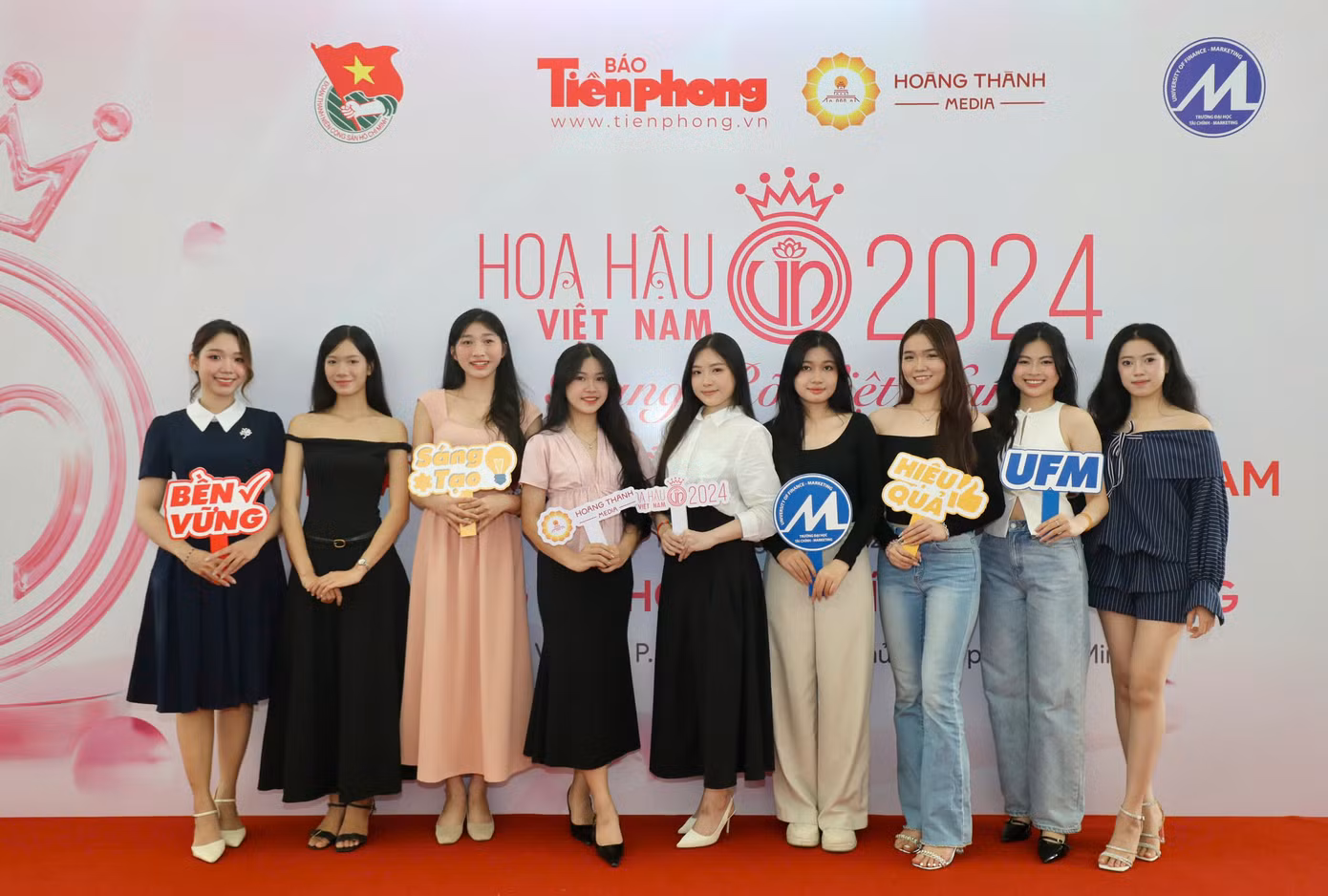 Những bạn nữ sinh trường ĐH Tài chính - Marketing tự tin đăng ký tham dự cuộc thi 'Hoa hậu Việt Nam' 2024. (Ảnh: Duy Anh)