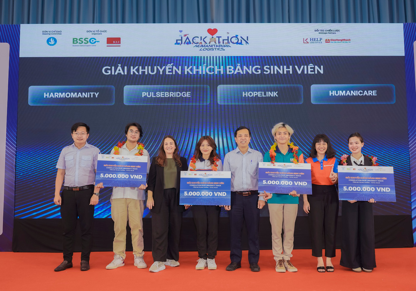 Ban Tổ chức trao giải cho các đội sinh viên đoạt giải tại cuộc thi.