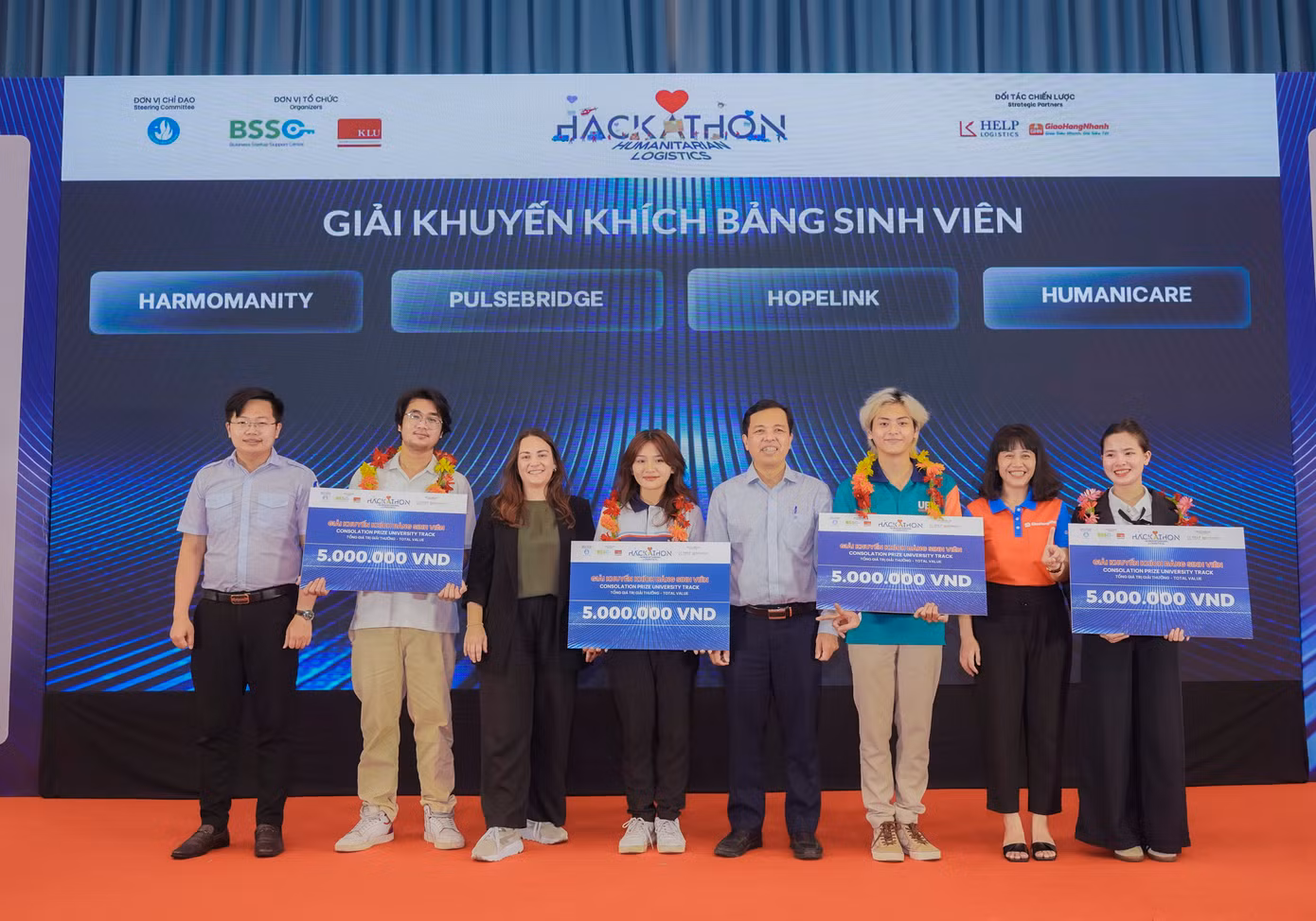 Ban Tổ chức trao giải cho các đội sinh viên đoạt giải tại cuộc thi.