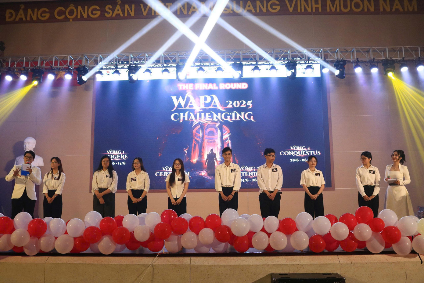 8 thí sinh tranh tài ở vòng Chung kết.