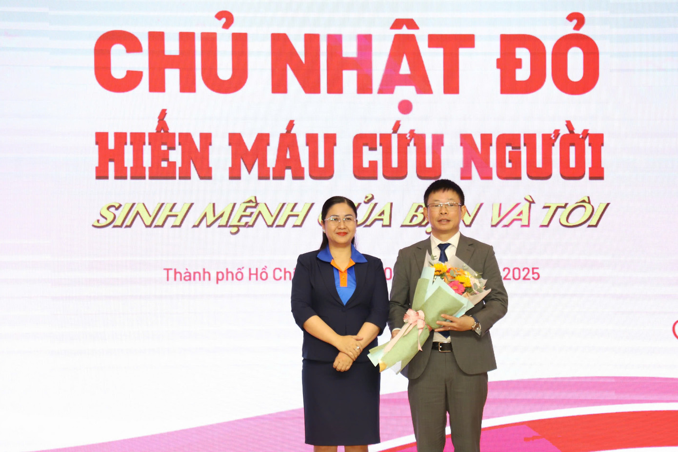 Lãnh đạo trường ĐH Văn Hiến tặng hoa cảm ơn Nhà báo Phùng Công Sưởng.