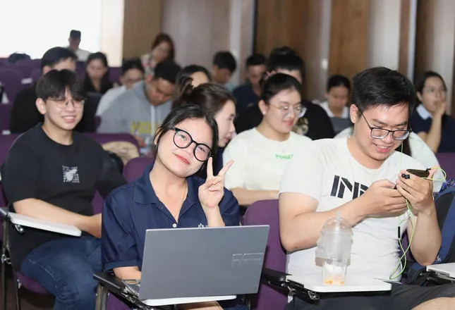 Các bạn sinh viên háo hức trước giờ diễn ra Tọa đàm. (Ảnh: Ngô Tùng) Các bạn sinh viên háo hức trước giờ diễn ra Tọa đàm. (Ảnh: Ngô Tùng)