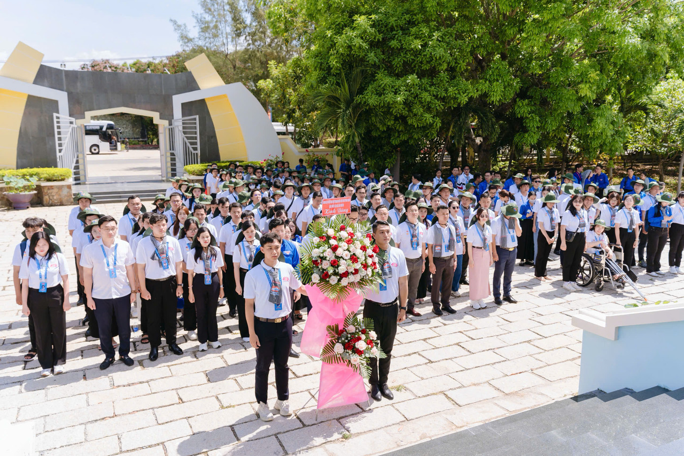 Đoàn đại biểu &apos;Thanh niên tiên tiến làm theo lời Bác&apos; toàn quốc, năm 2025 dâng hương tại Nghĩa trang liệt sĩ Rừng Sác (Cần Giờ, TP. HCM).