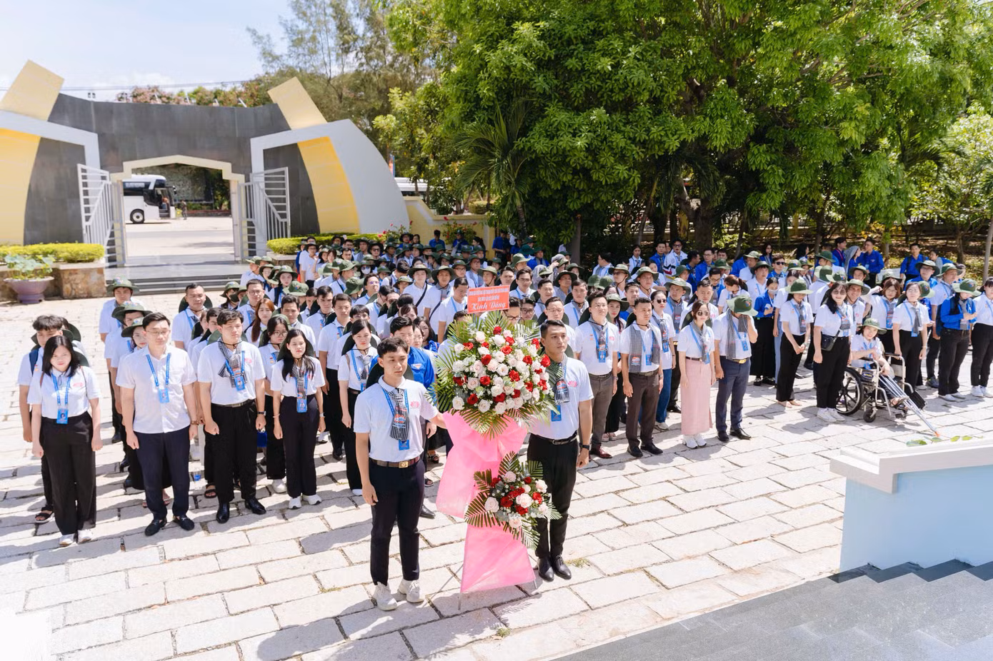 Đoàn đại biểu 'Thanh niên tiên tiến làm theo lời Bác' toàn quốc, năm 2025 dâng hương tại Nghĩa trang liệt sĩ Rừng Sác (Cần Giờ, TP. HCM).
