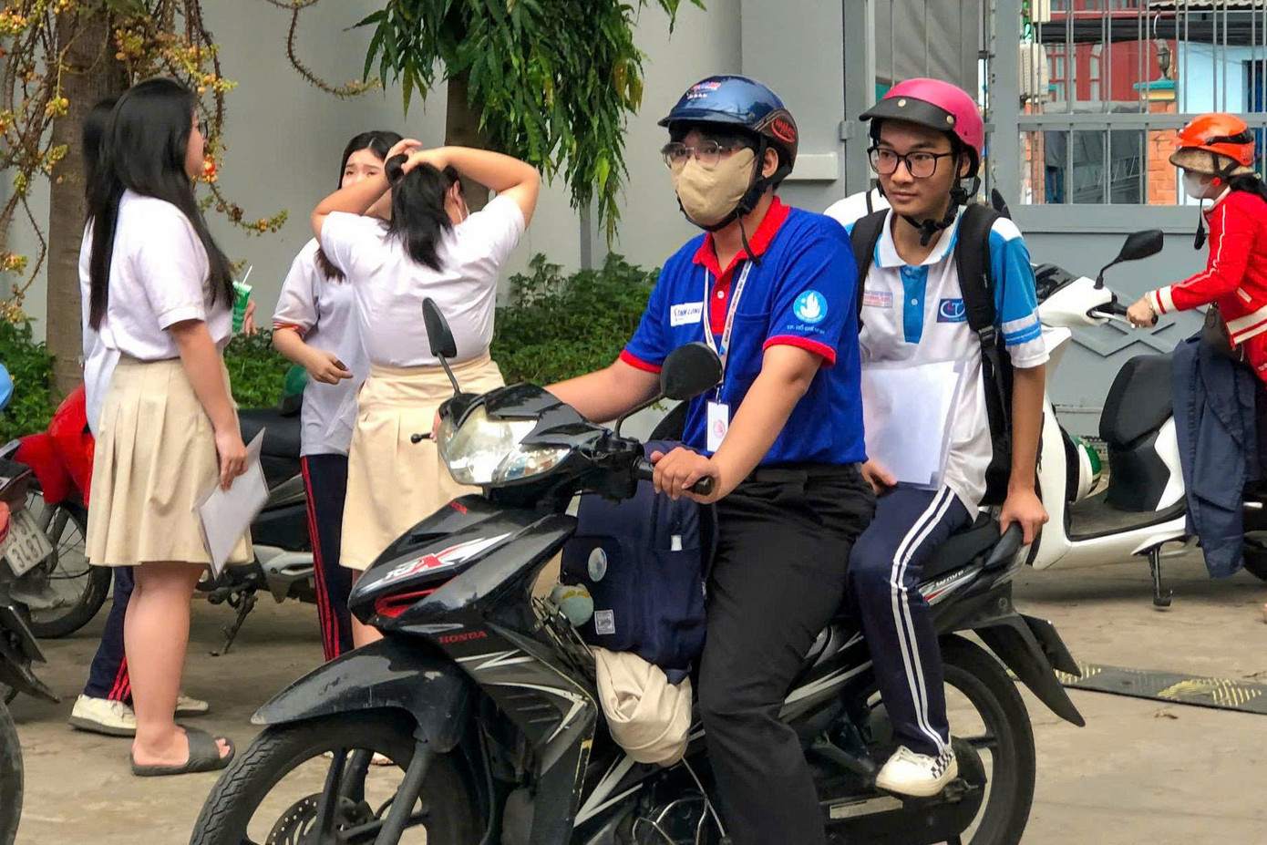 Trong buổi thi sáng nay, tại điểm thi trường THPT Phước Kiển (huyện Nhà Bè), một thí sinh có hoàn cảnh khó khăn cũng đã được chiến sĩ 'Tiếp sức mùa thi' trường ĐH Nguyễn Tất Thành hỗ trợ đưa đón tận nhà.