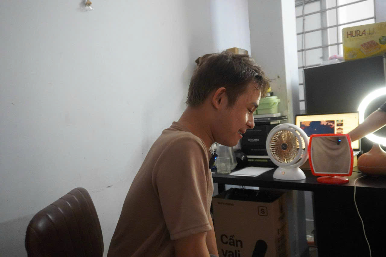 Đoàn làm phim trong quá trình phỏng vấn nhân vật.