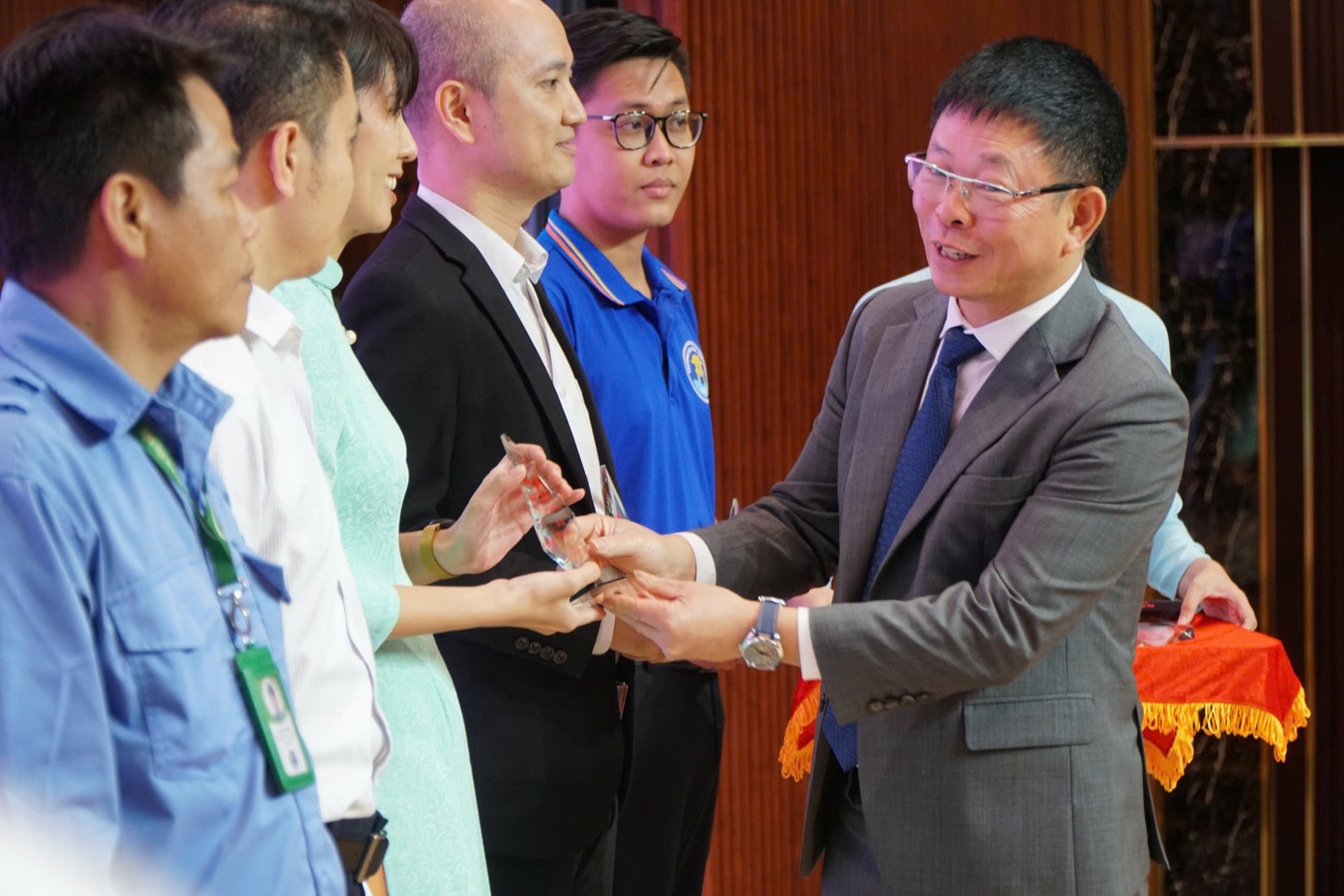 Nhà báo Phùng Công Sưởng - Tổng Biên tập báo Tiền Phong trao Kỷ niệm chương tặng các cá nhân, đơn vị đóng góp tích cực cho chương trình 'Chủ nhật Đỏ'.