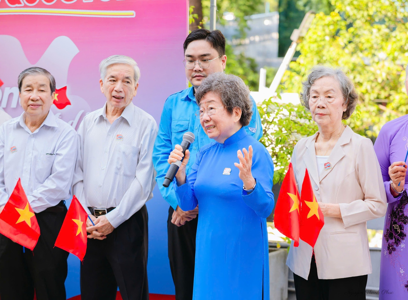 Thành viên của CLB Kháng chiến Thành Đoàn ôn lại những ngày tháng lịch sử 50 năm về trước tại Sài Gòn. Thành viên của CLB Kháng chiến Thành Đoàn ôn lại những ngày tháng lịch sử 50 năm về trước tại Sài Gòn.