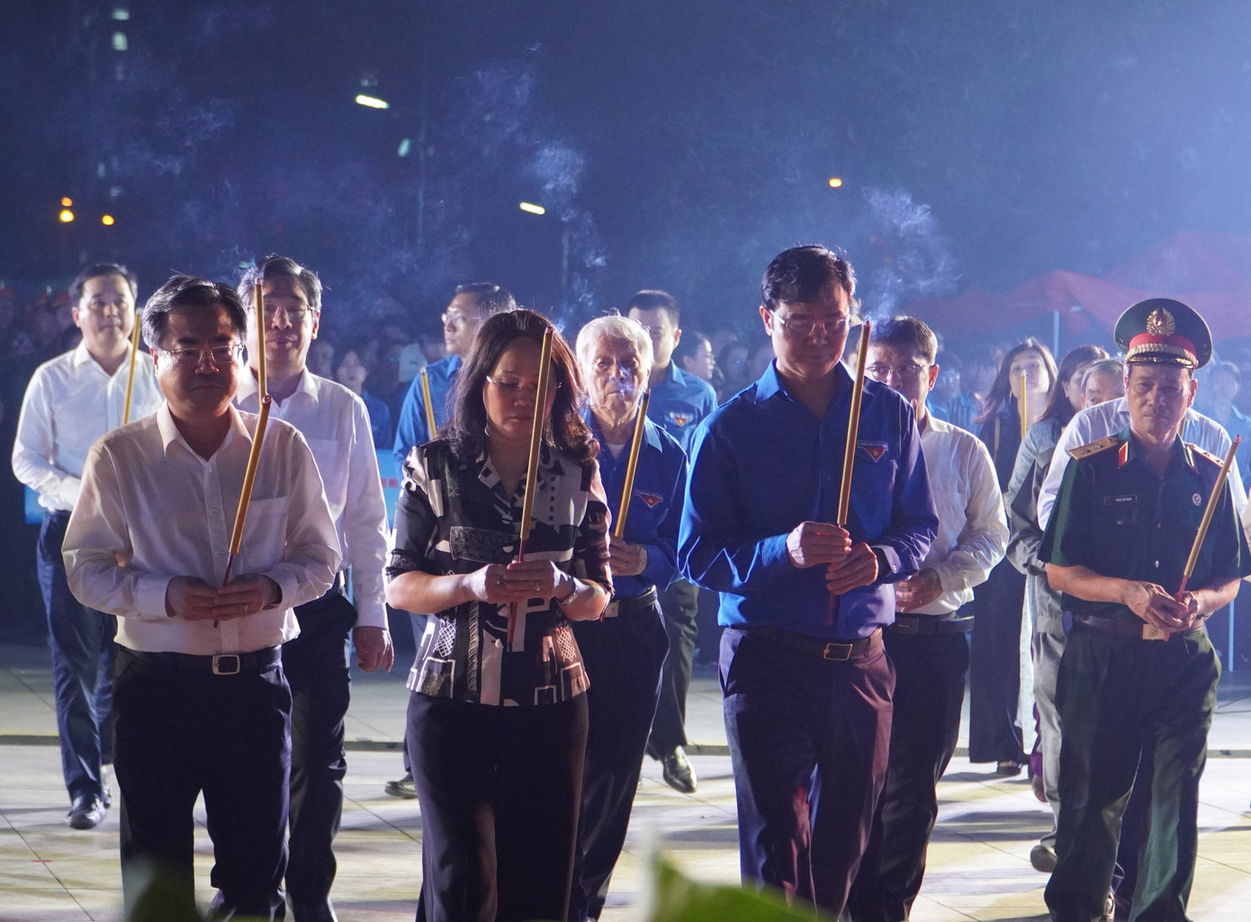 Lãnh đạo Trung ương và địa phương dâng hương tại chương trình.