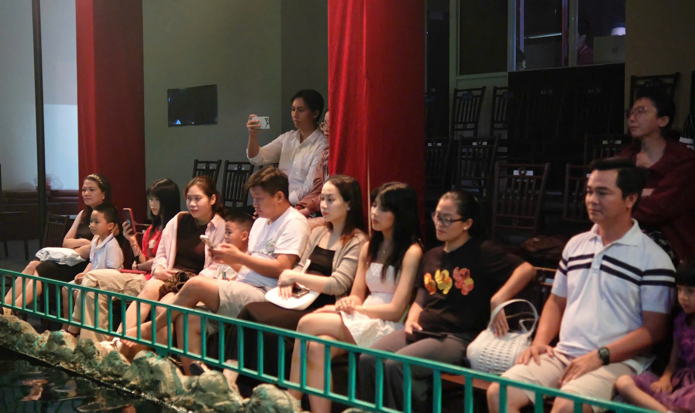 Khán giả trẻ xem múa rối nước. Khán giả trẻ xem múa rối nước.