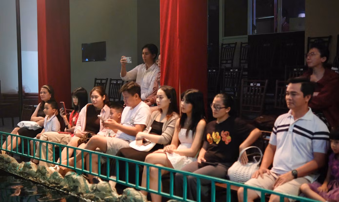 Khán giả trẻ xem múa rối nước.