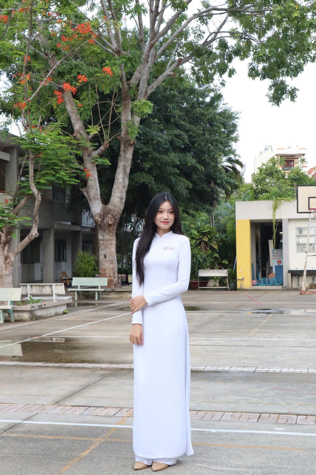 Bảo Trân nổi bật với chiều cao của mình.