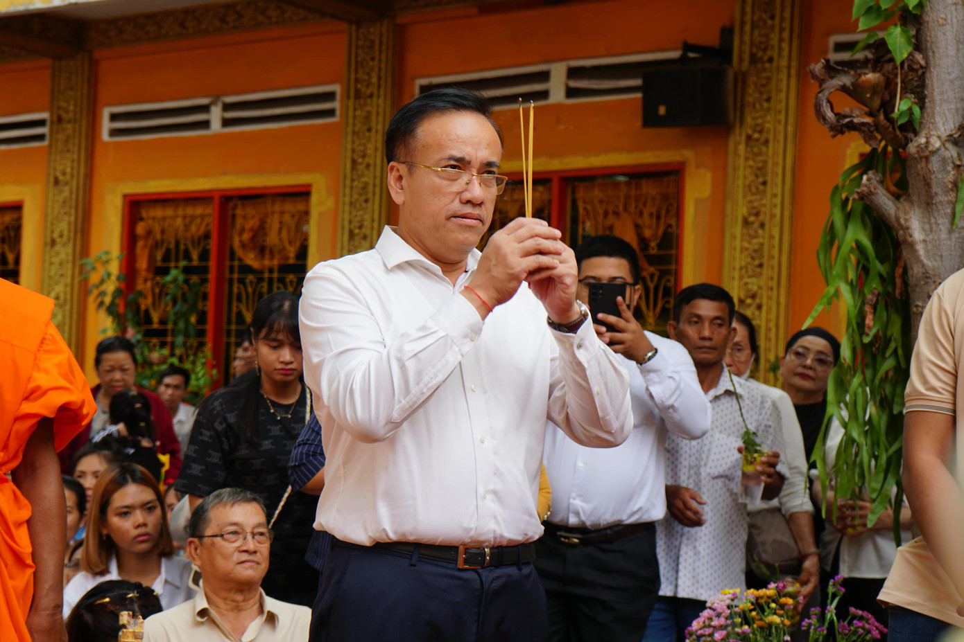 Tổng lãnh sự quán Campuchia tại TP. HCM thắp hương, khởi động nghi thức tắm Phật. Tổng lãnh sự quán Campuchia tại TP. HCM thắp hương, khởi động nghi thức tắm Phật.