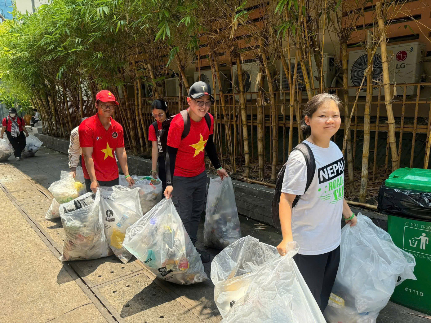 Các bạn trẻ cùng nhau tập kết rác. (Ảnh: Xanh Việt Nam)