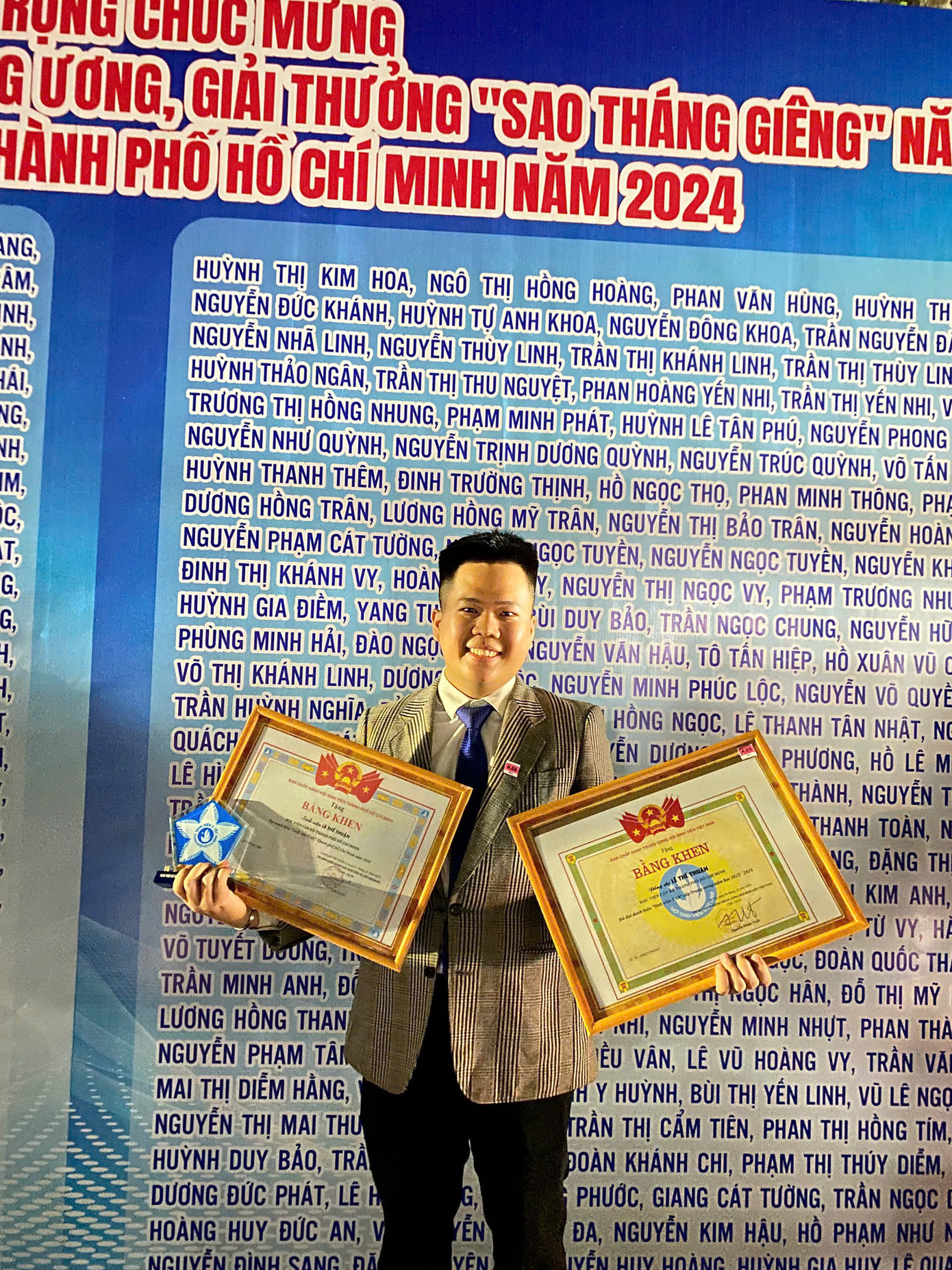 Thuận được nhận danh hiệu 'Sinh viên 5 tốt' cấp Trung ương. Thuận được nhận danh hiệu 'Sinh viên 5 tốt' cấp Trung ương.