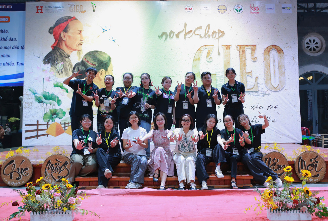 Các thành viên trong nhóm tổ chức.