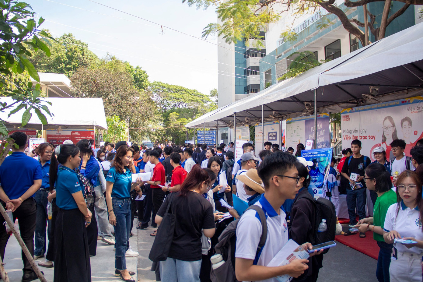 Rất đông bạn trẻ đến ngày hội tìm cơ hội việc làm.