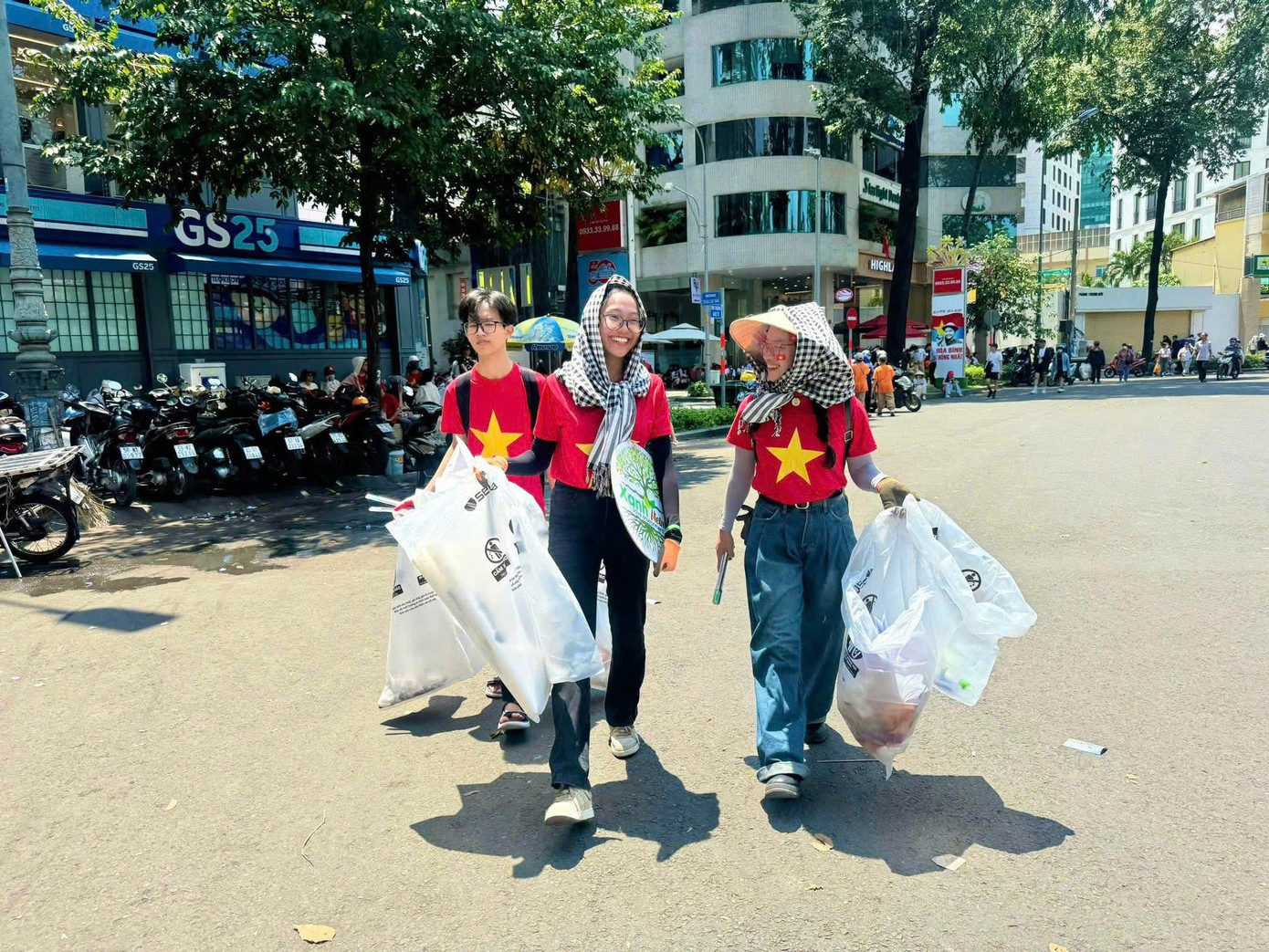 Các bạn chia nhau từng nhóm nhỏ, mỗi nhóm một cung đường để thu gom rác. (Ảnh: Xanh Việt Nam)