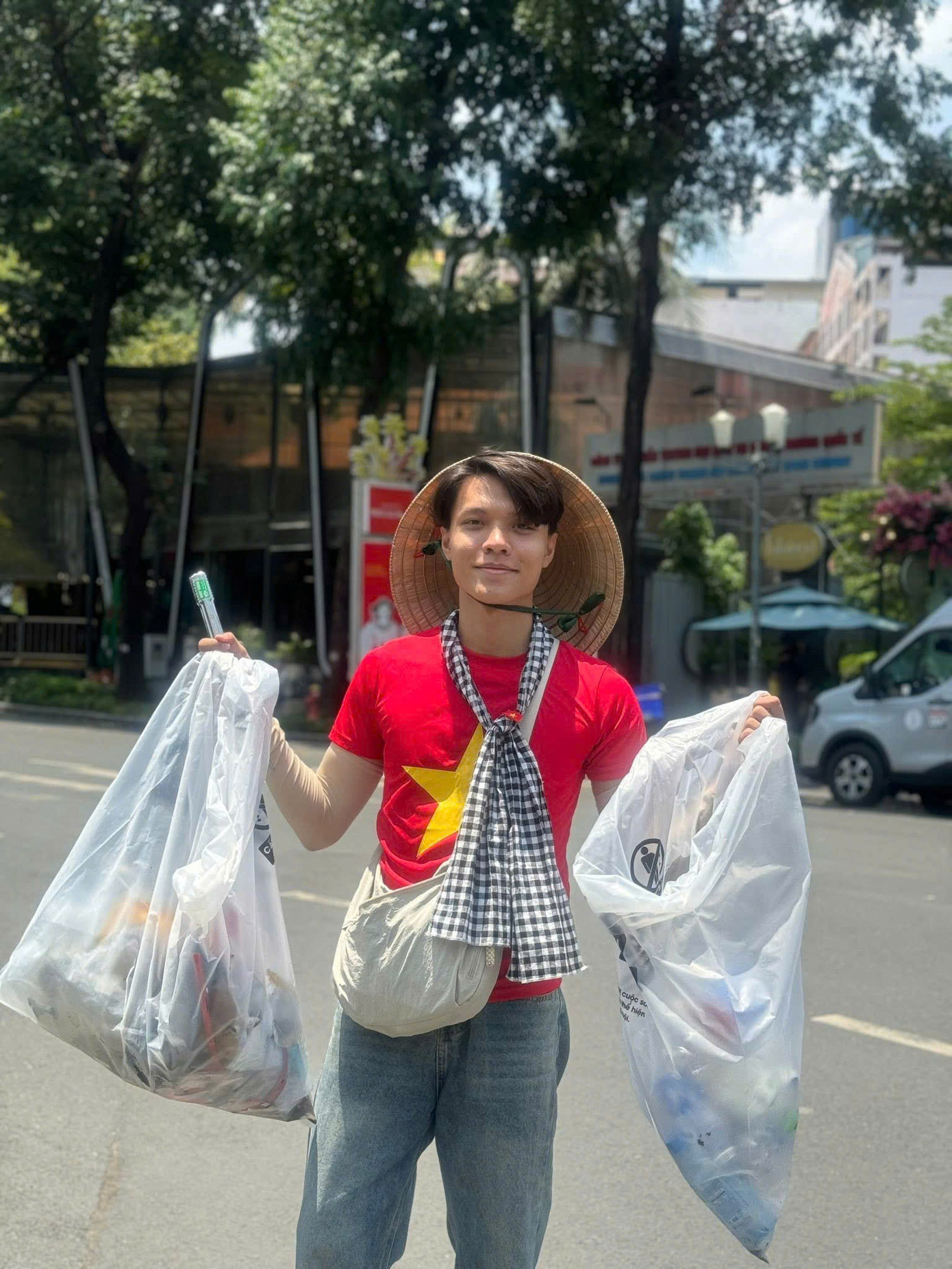 Trịnh Vũ Minh Khoa (ĐH Kinh tế TP.HCM) góp sức thu gom rác sau sự kiện Tổng duyệt diễu binh tại TP.HCM. (Ảnh: Xanh Việt Nam)