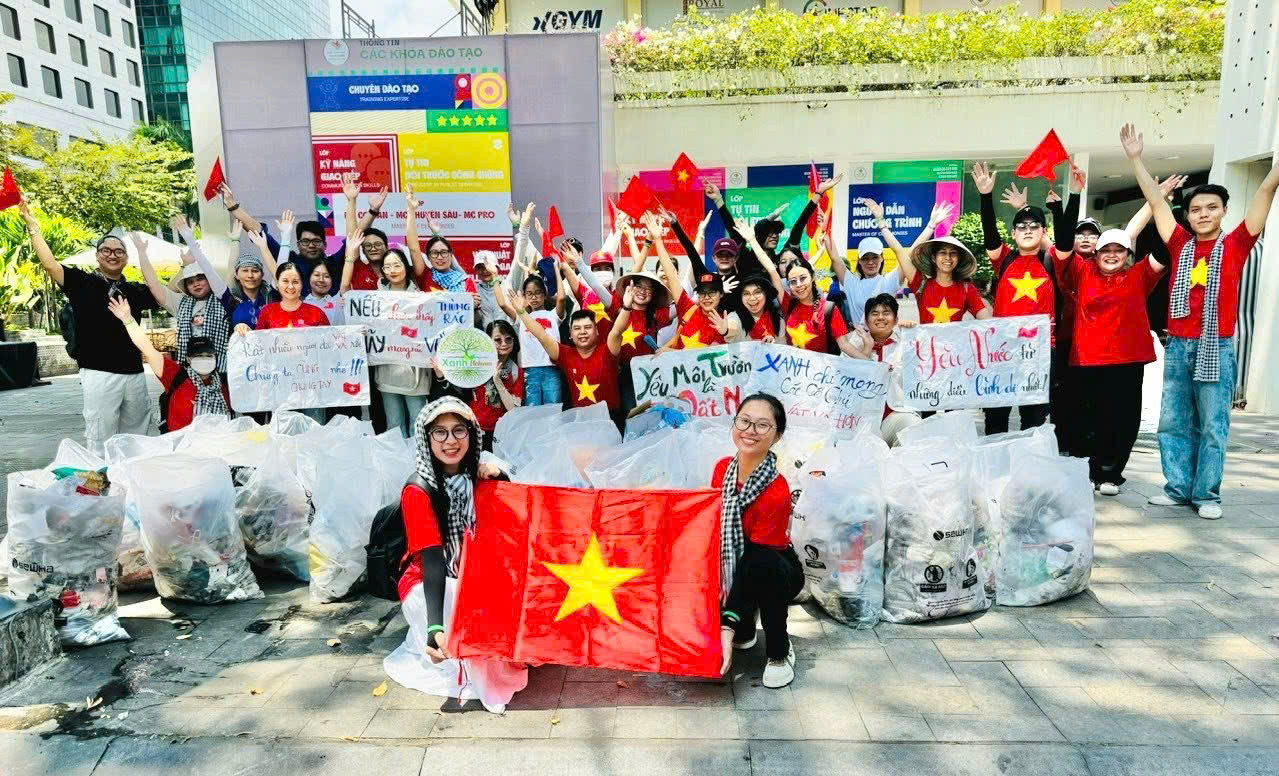 Xanh Việt Nam cùng Thành Đoàn TP. HCM tổ chức thu gom rác sau buổi Tổng duyệt diễu binh, diễu hành ngày 27/4. (Ảnh: Xanh Việt Nam)