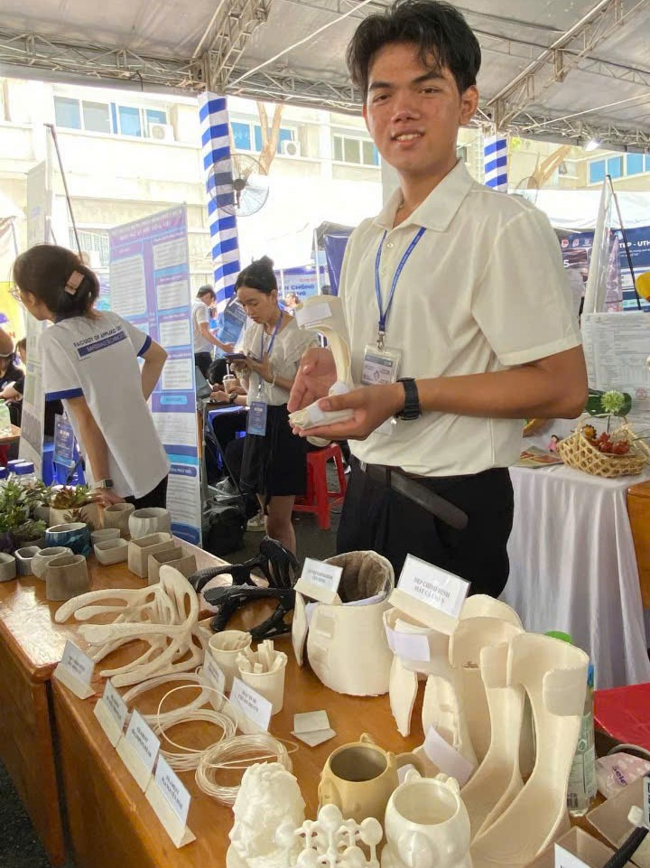 Ngọc Hiếu bên những sản phẩm sáng tạo của mình.