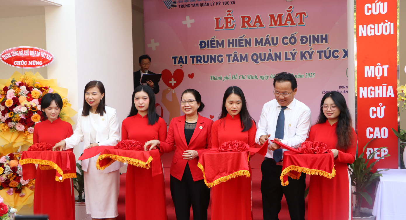 Các đại biểu cắt băng khánh thành Điểm hiến máu cố định. Các đại biểu cắt băng khánh thành Điểm hiến máu cố định.