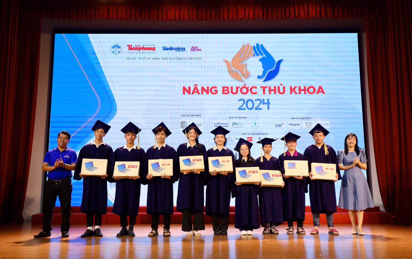 Chín sinh viên may mắn ngoài nhận học bổng 'Nâng bước thủ khoa 2024' còn được nhận thêm máy tính xách tay từ nhà tài trợ.
